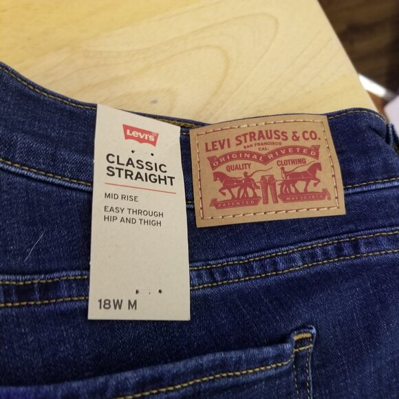 NEW Levi Women's Classic Straight Mid Rise Dark Wash Jeans, 18W - Picture 2 of 9